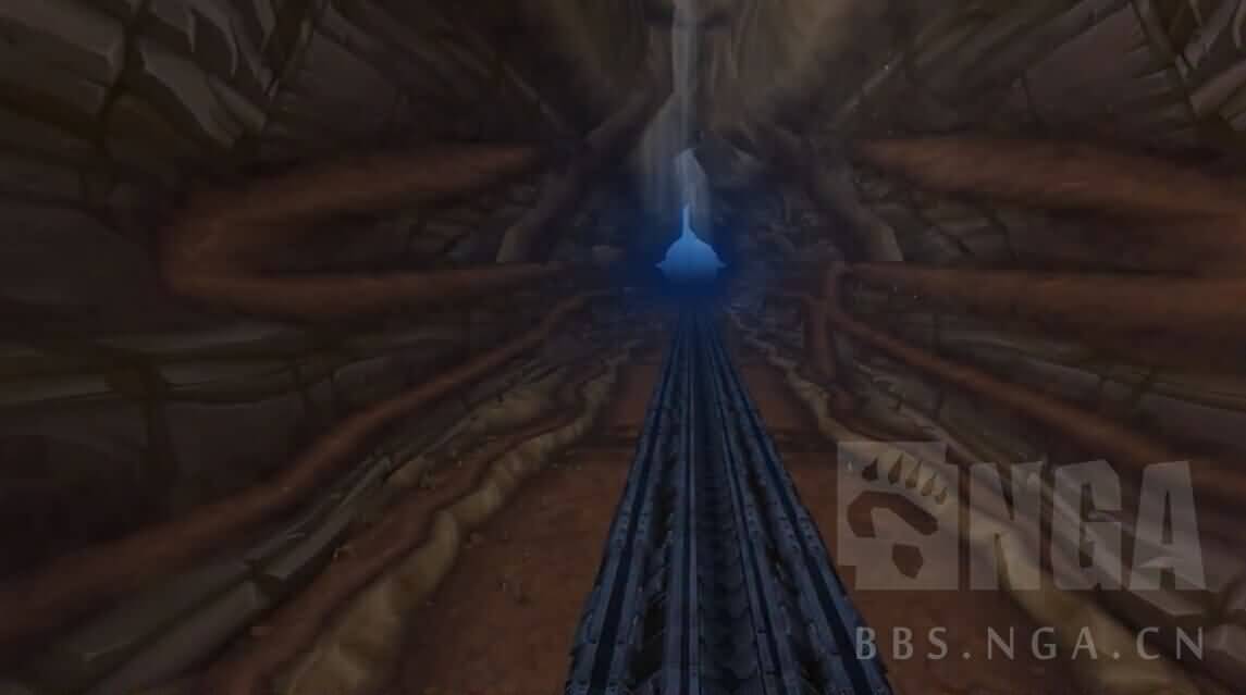 恐轨车站探秘:静止的列车与移动的群山